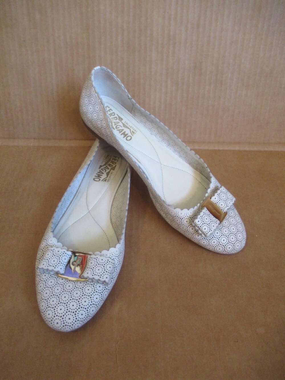 Salvatore Ferragamo Vintage Vara Perforated Leather Bow Pumps White Gold | 8 B - Picture 2 of 16